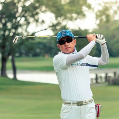 golf player swinging