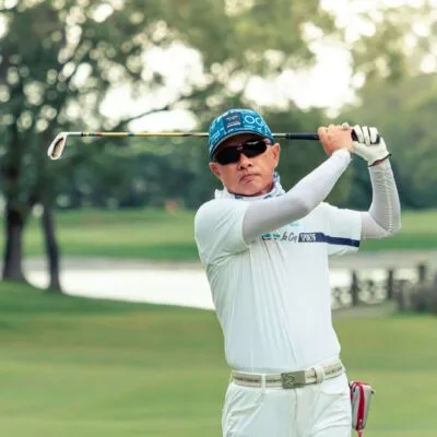 golf player swinging