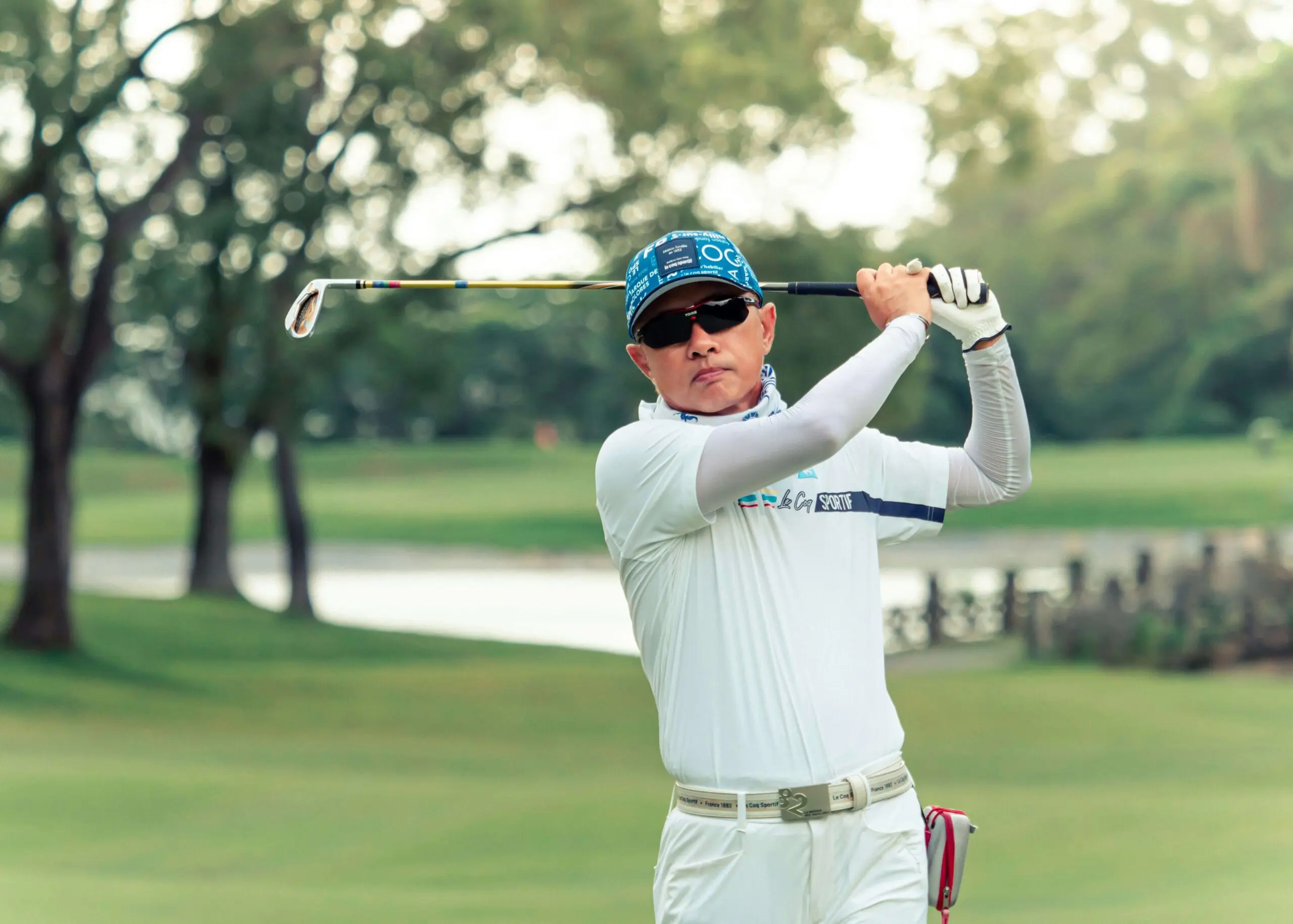 golf player swinging